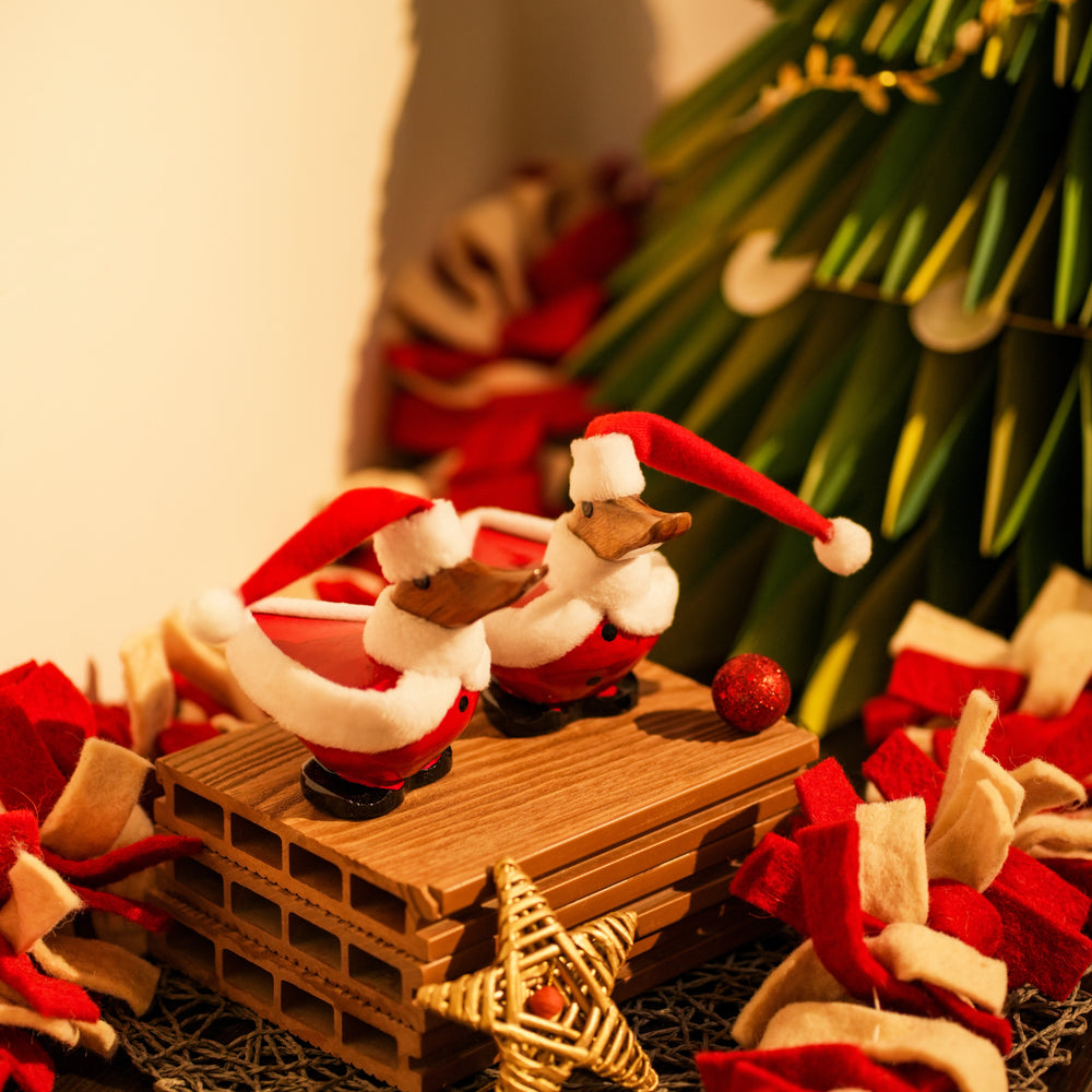 TIMBER KALA’S OVAL SANTA DUCK FOR DECOR